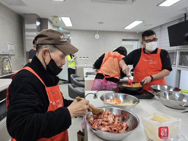 양념을 고기에 바르고 있는 모습