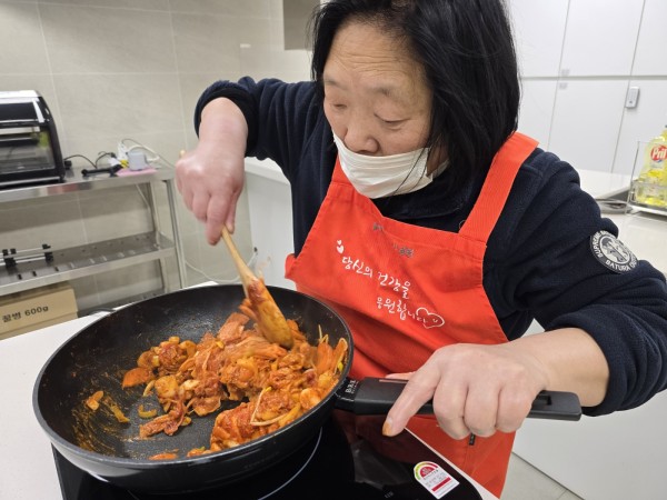 재료를 볶고 있는 모습