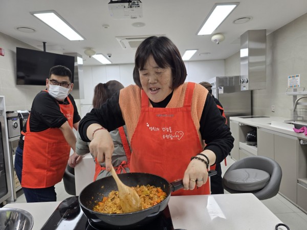 콩나물불고기 만들고 있는 모습