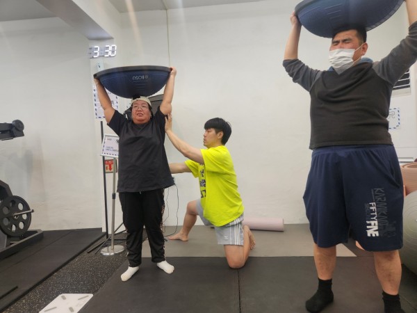보수볼운동시 허리를 펼 수 있도록 지도중