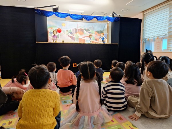 인형극을 열심히 보는 어린이집 친구들