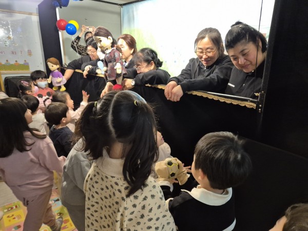 인형을 직접 만지며 체험하는 모습