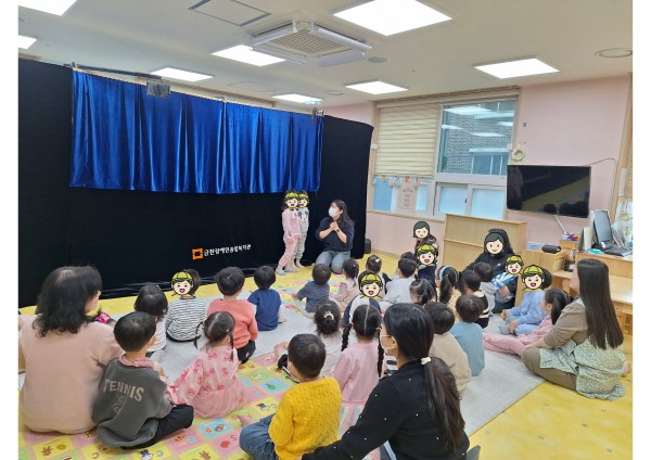이론교육을 진행하는 모습