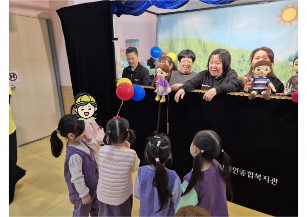 인형을 체험해보는 모습