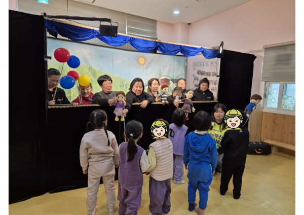 인형이 어떻게 움직이는지 알려주시는 모습