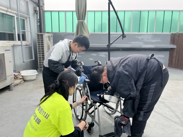전문 재활보조기구 세척관리사가 될 수 있도록 연습하는 모습