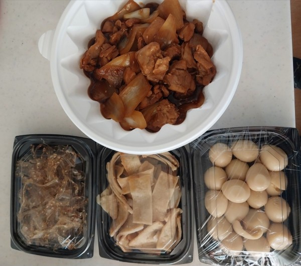 닭갈비와 반찬사진