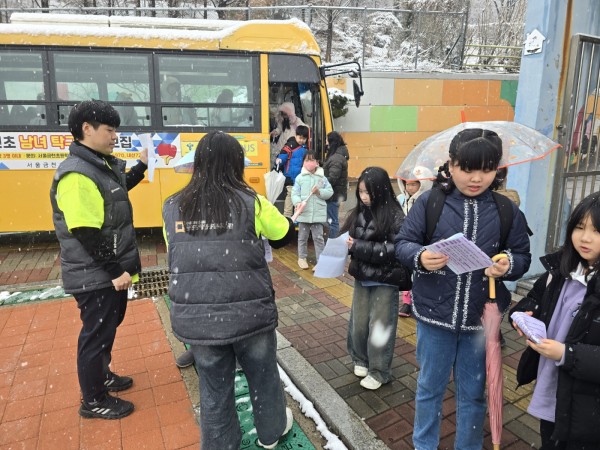 홍보지를 나눠주는 모습