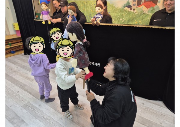 단원이 인형을 친구들에게 알려주는 모습