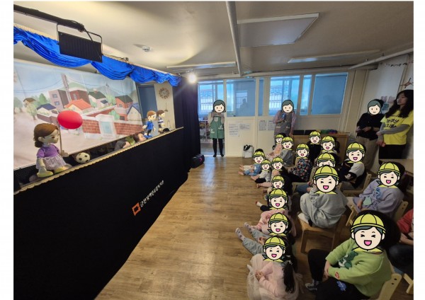 집중해서 관람하는 모습