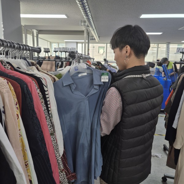 의류를 분류하는 취업자