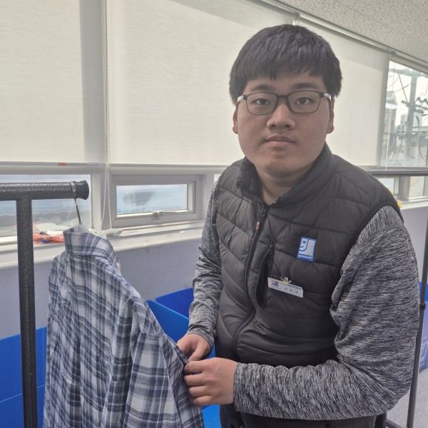 의류를 확인하는 취업자