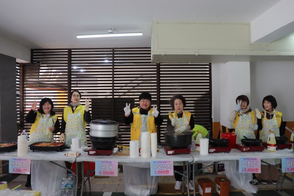 독산1동자원봉사캠프분들이 요리를 하고 있는 모습