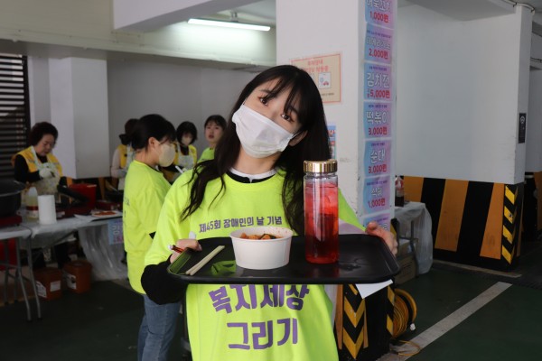 음식을 나르고 있는 직원의 모습
