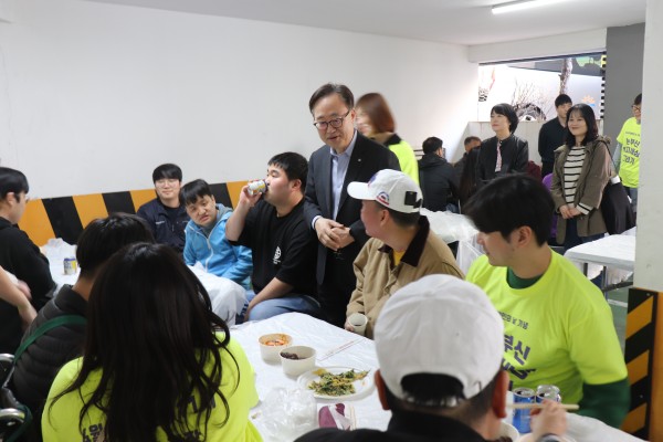 금천구청장님이 인사를 나누고 있는 모습