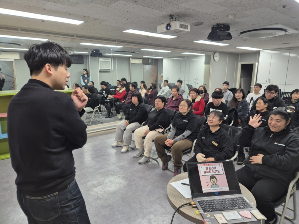 교육 중 궁금한 내용을 질문하는 모습