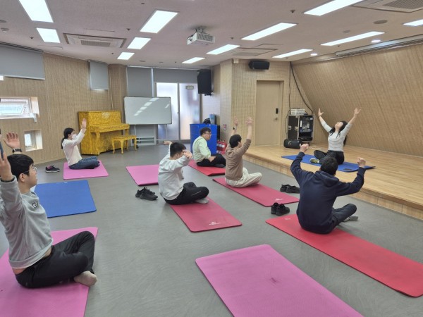 춤을 추기 전 몸을 푸는 모습