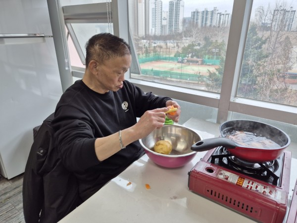 감자 껍질을 깎고 있는 모습