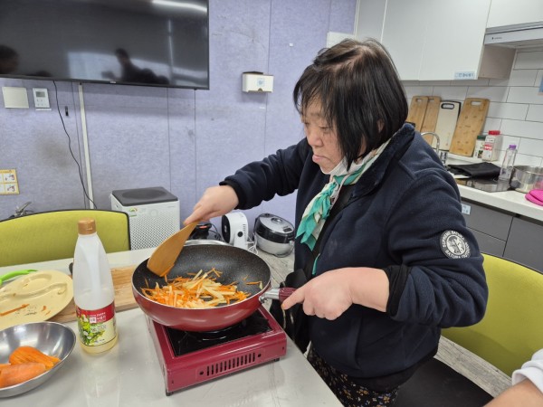 감자와 당근을 볶고 있는 모습