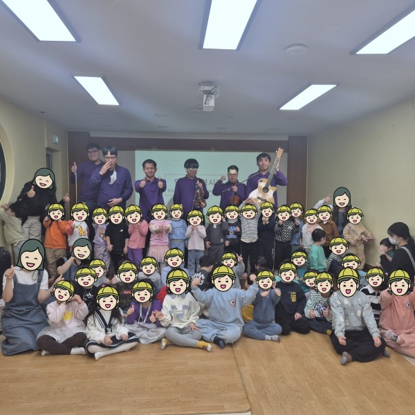 단체사진을 촬영하는 구립독산본동어린이집