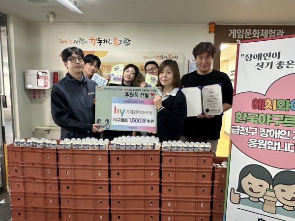 직원들이 다 함께 사진을 찍은 모습