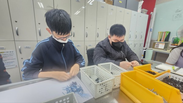 단열재 못작업을 진행하고 있는 학생의 모습