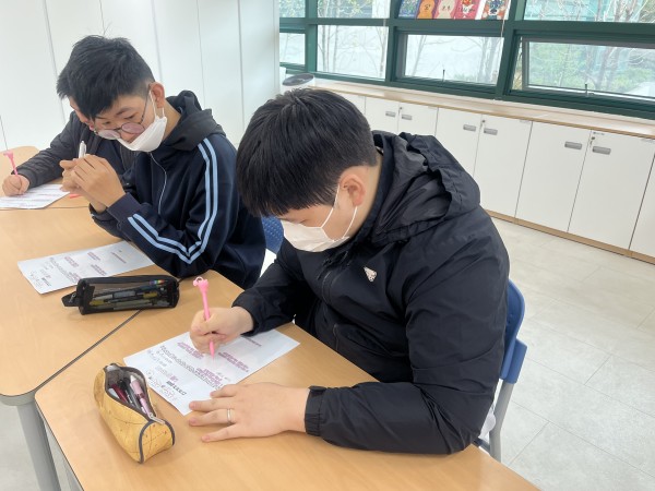 활동지 작성하는모습