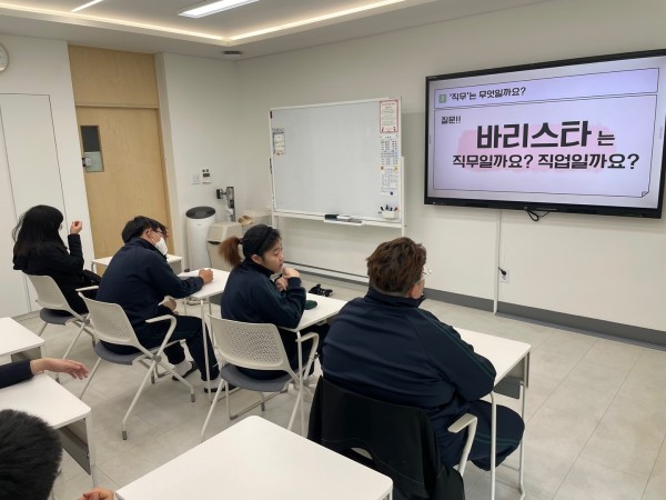 퀴즈를 풀고있는 모습