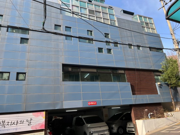 복지관 외벽청소 전 정면 모습