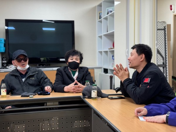 의견을 말하고 있는 단원의 모습