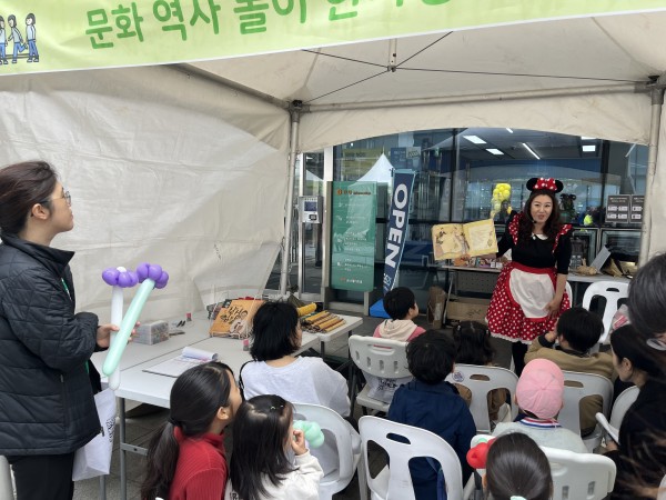 아이들 집중하며 동화구연 보는 모습