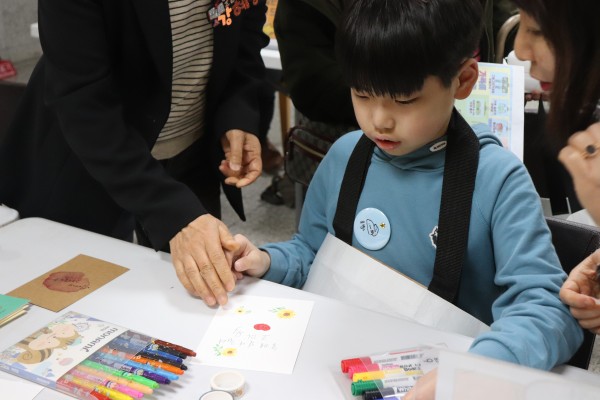 아이가 직접 꾸미는 모습