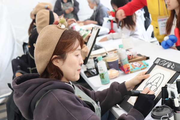 도토리캐리커쳐 봉사자 모습