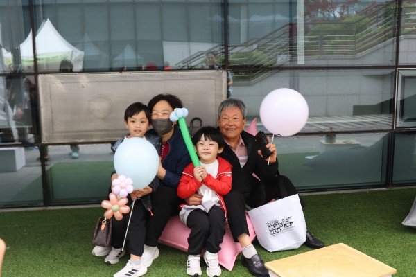 빈백에서 가족이 풍선을 들고 찍은 모습