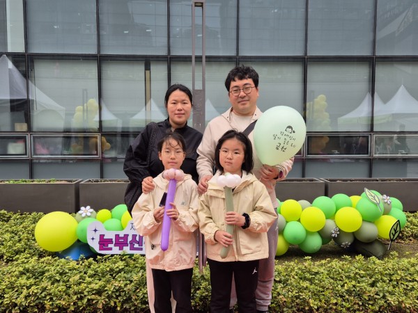 풍선아트 포토존 앞에서 가족이 모여 찍은 모습