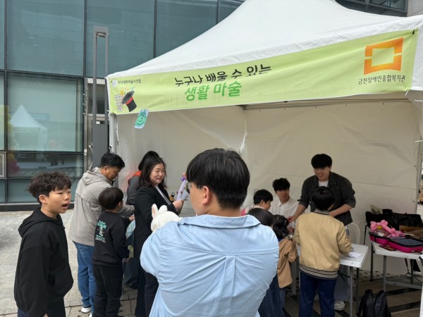 생활마술 부스 앞이 사람들이 기다리는 모습