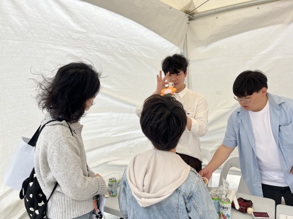 생활마술에 집중하는 모습