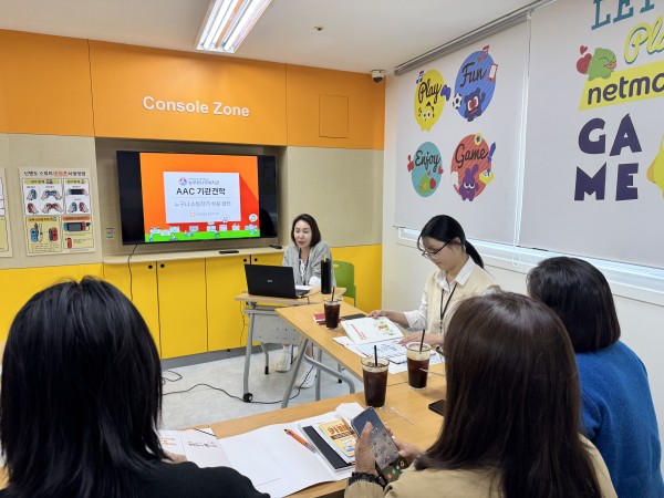 늘푸른나무복지관 직원들과 대화중인 사무국장