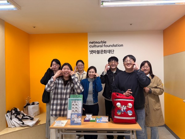 단체사진을 찍는 모습