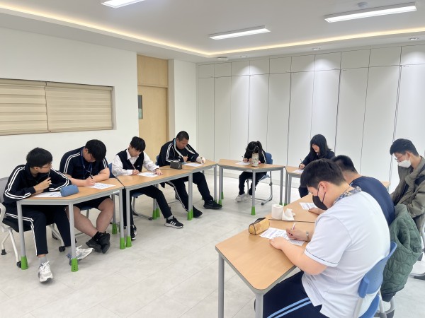 활동지 작성하는 모습