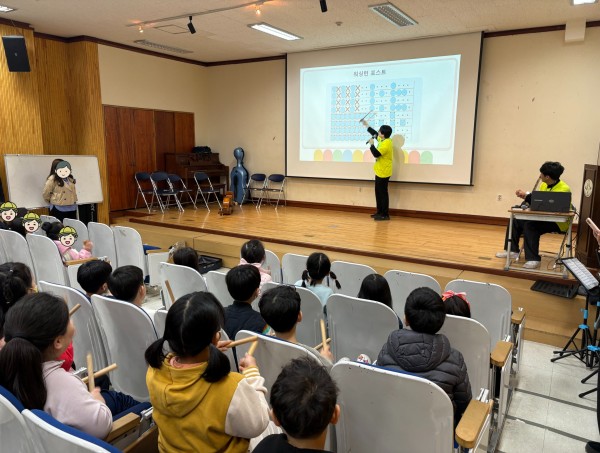 합을 맞춰 함께 연주하는 모습