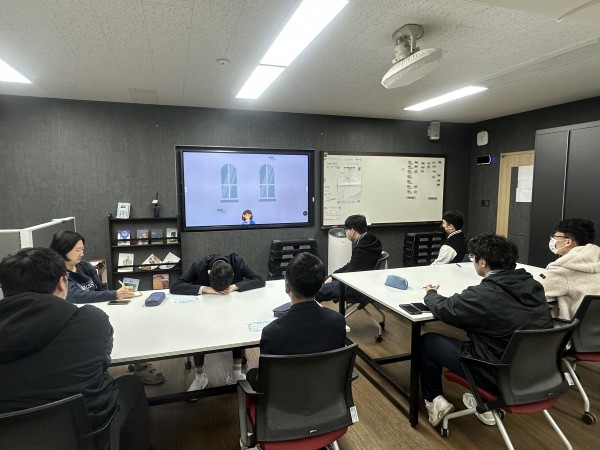 인권 관련 영상을 시청하고 있는 모습