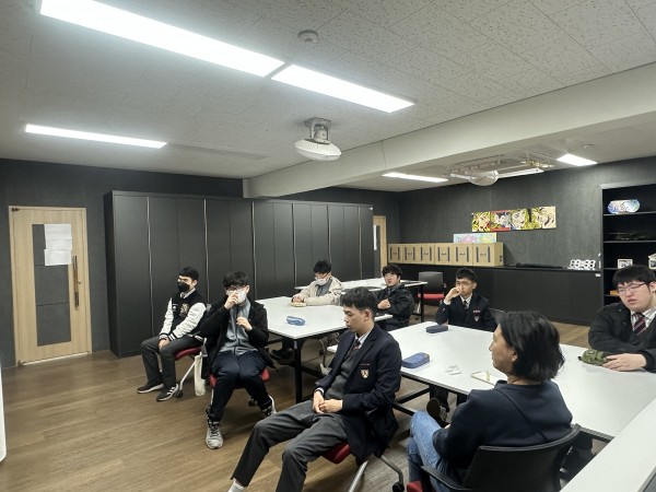 교육에 집중하고 있는 모습