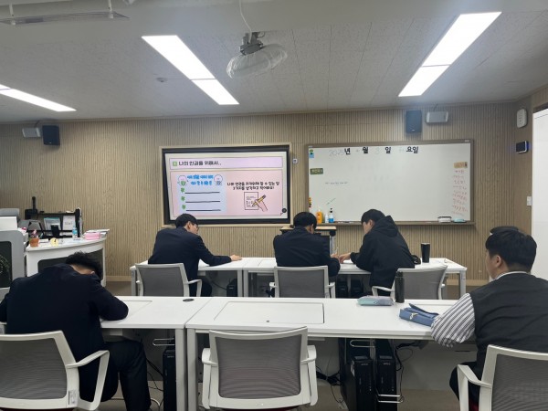 집중하여 활동지를 작성하고 있는 모습