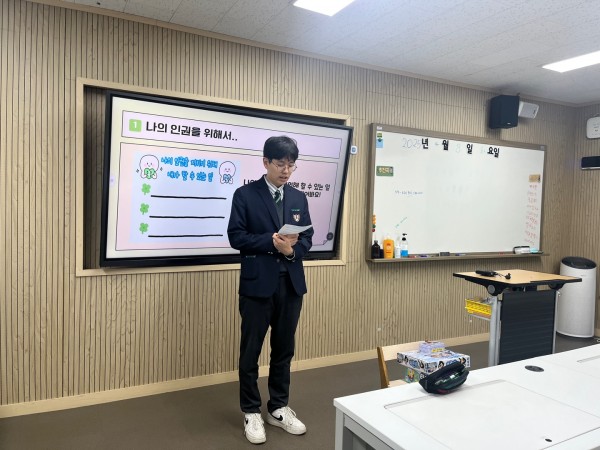 자신이 적은 내용을 친구들한테 발표하고 있는 모습