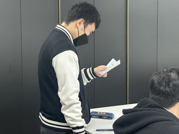 인권을 위해 할 수 있는 일에 대해 발표하고 있는 모습