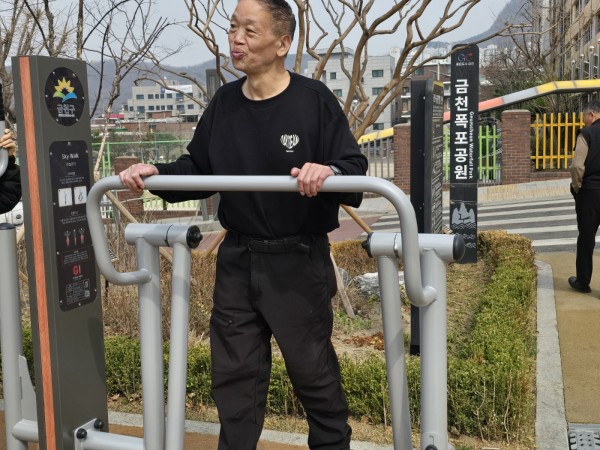 다리운동을 하고 있는 모습