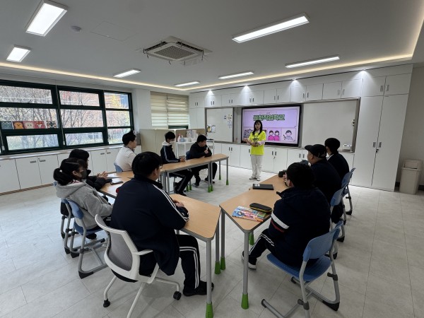 담당자가 인사를 하고 소개하고 있는 모습