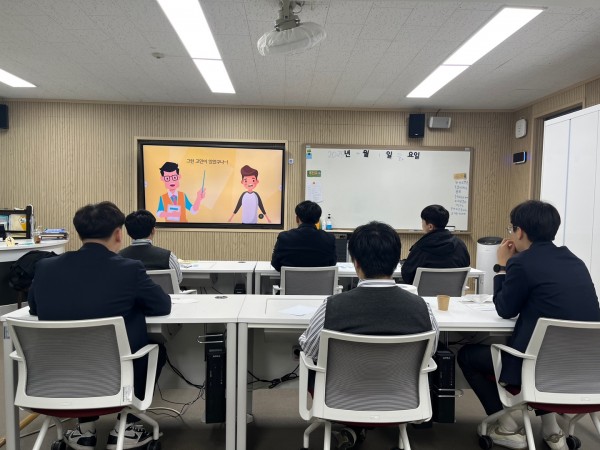 학생들이 진로와 직업에 관한 영상 시청하고 있는 모습