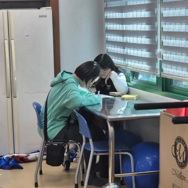 열심히 활동지를 적고있는 모습
